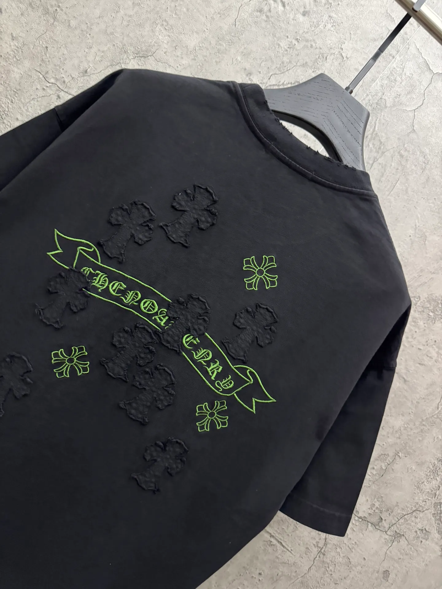P230 top version, real shot without P, ​​different from market currency) 𝗖𝗵𝗿𝗼𝗺𝗲 𝗛𝗲𝗮𝗿𝘁𝘀/Croxin 2026 spring new original single counter American patch embroidered couple short sleeves 👑The highest version! Customized fabric 320 grams, patch embroidery, best-selling model at the counter, very comfortable to wear. Accessories: original molded and authenticated collar label ➕ 100% silk wash water label. Genuine purchase-grade original hangtag➕matching hanging rope➕3D hanging beads➕original packaging bag. Craftsmanship: The original version has consistent wiring! The highest version of the armhole matching technique! Color: White Black Size: S M L XL Style No.: 6606